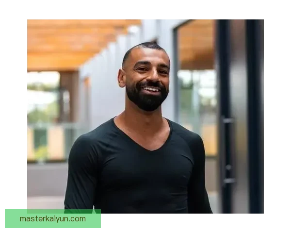 萨拉赫发型变化史：从简约到个性的赛场风格演变